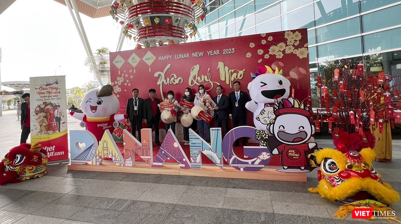 Đại diện Sở Du lịch TP Đà Nẵng, Cảng vụ hàng không miền Trung, Cảng Hàng không Quốc tế Đà Nẵng trao quà cho những hành khách xông đất may mắn