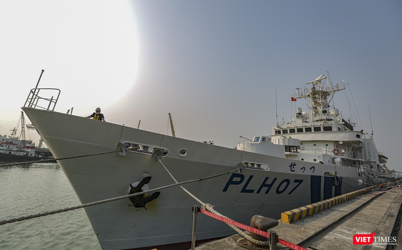 Tàu tuần tra SETTSU thuộc Bộ Tư lệnh Vùng 5 Lực lượng Bảo vệ bờ biển Nhật Bản tại cảng Tiên Sa (Đà Nẵng)