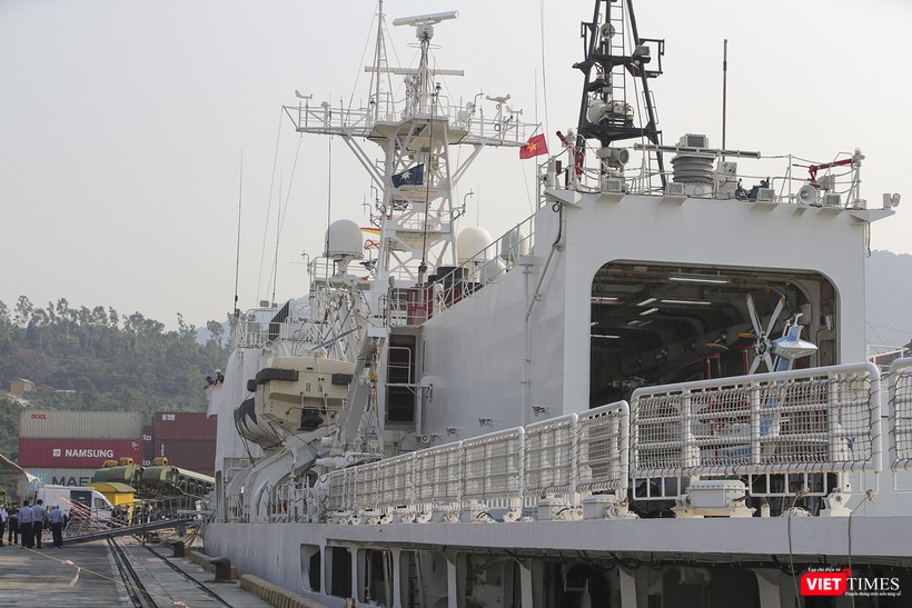 Tàu được trang bị một máy bay cỡ nhỏ phía sau