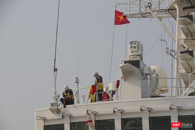 Thuỷ thủ chuẩn bị cho thượng cờ