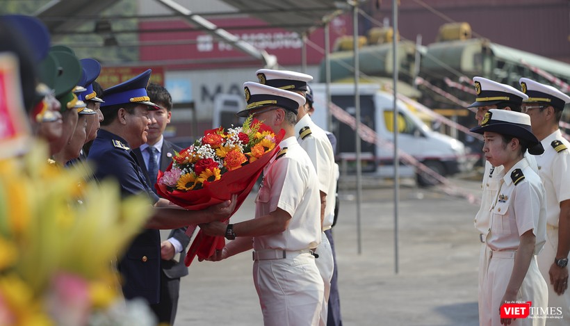 Đại diện Bộ Tư lệnh Vùng Cảnh sát biển 2 tặng hoa cho Chỉ huy tàu tuần tra SETTSU nhân chuyến thăm Đà Nẵng