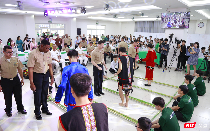 vt_ giao luu uss ronald reagan 10.png