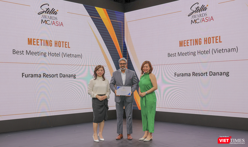 Đại diện Northstar Meetings Group trao giải “M&C Asia Stella Awards 2023” cho khu nghỉ dưỡng Furama Resort Đà Nẵng.