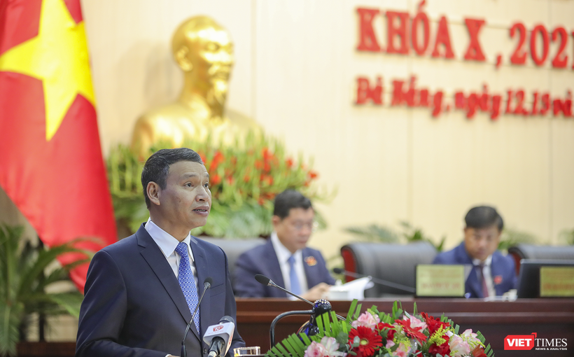 Ông Hồ Kỳ Minh - Phó Chủ tịch thường trực UBND TP Đà Nẵng - báo cáo tình hình thực hiện Kế hoạch kinh tế - xã hội, quốc phòng - an ninh TP Đà Nẵng năm 2023 và một số nhiệm vụ trọng tâm năm 2024 vt_ky hop 15 hdnd da nang 1.png