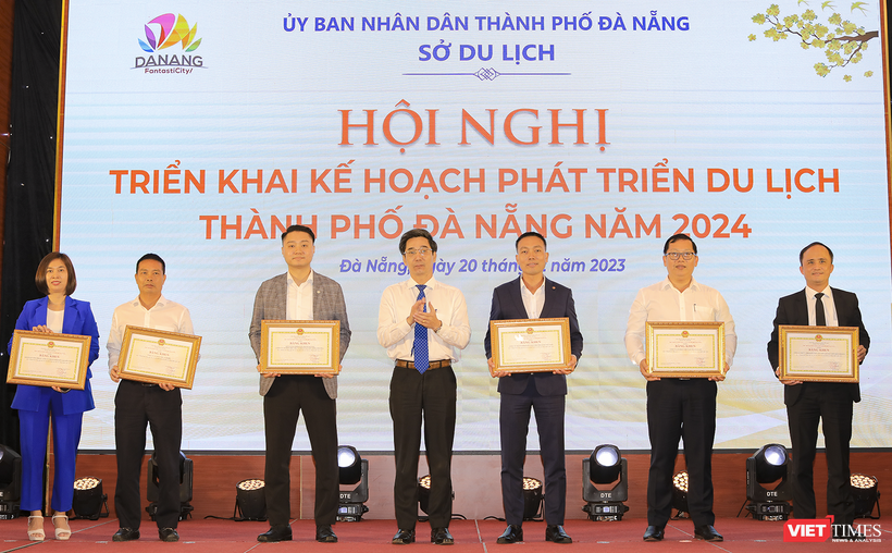UBND TP Đà Nẵng trao tặng Bằng khen cho các doanh nghiệp có thành tích xuất sắc trong phát triển du lịch Đà Nẵng năm 2023 vt_du lich da nang 2.png