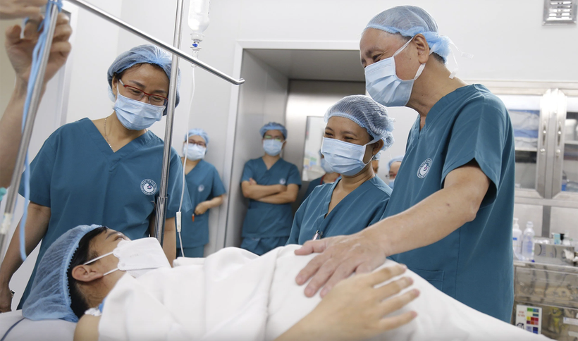 BS.CK2 Trần Ngọc Hải - Giám đốc Bệnh viện Từ Dũ - thăm khám cho sản phụ (ảnh BVCC) anh-1-8504.png