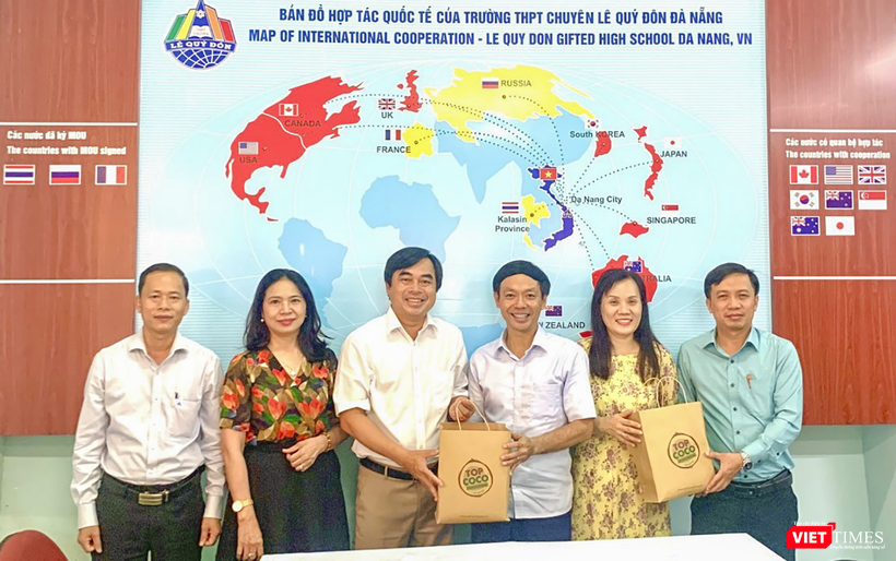 Ông Tô Văn Hùng (thứ 3 từ trái sang), Thành Uỷ viên, Bí thư Huyện uỷ Hoà Vang làm việc với Ban Giám hiệu Trường THPT chuyên Lê Quý Đôn. vt-hoa-vang-1-7932.png