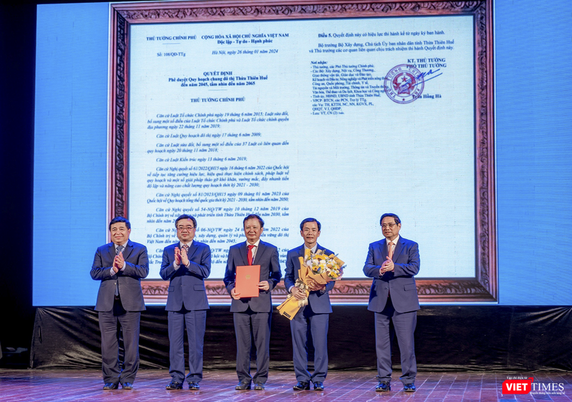 Thủ tướng Phạm Minh Chính và Bộ trưởng Bộ KH&ĐT trao quyết định phê duyệt Quy hoạch chung tỉnh Thừa Thiên Huế vt_thưa thien hue 5.png