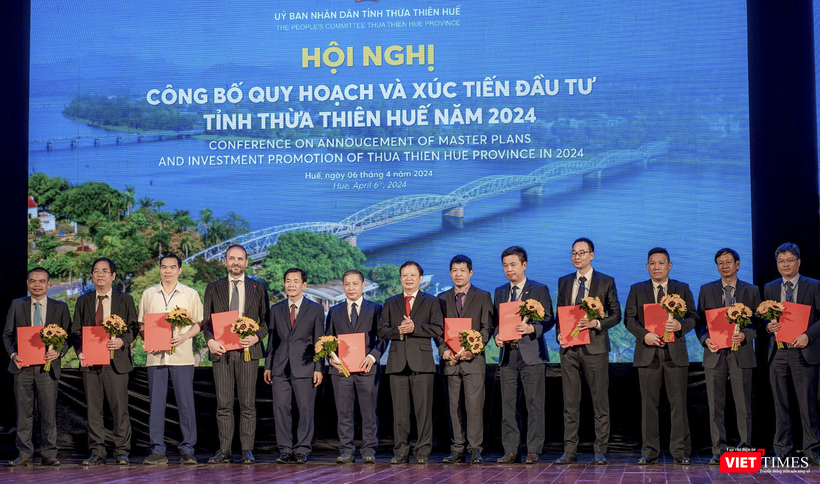 Lãnh đạo tỉnh Thừa Thiên Huế trao chứng nhận đầu tư cho các doanh nghiệp vt_thưa thien hue 6.png