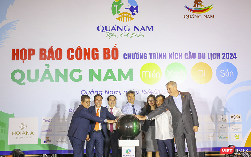 Các đại biểu bấm nút khởi động chương trình kích cầu thu hút khách du lịch 2024 “Quảng Nam – Miền xanh Di sản” vt_quang nam 5.png