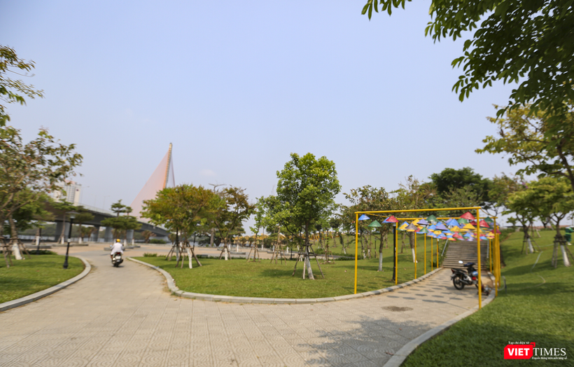 Một góc công viên bờ Đông cầu đi bộ Nguyễn Văn Trỗi (Đà Nẵng) vt_nguyen van troi 14.png
