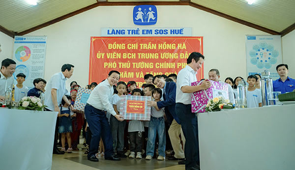 Phó Thủ tướng Trần Hồng Hà tặng quá cho trẻ em Làng SOS Huế thang vi tre em 1.png