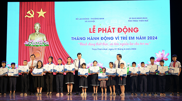 Phó thủ tướng Trần Hồng Hà trao quà cho các em thiếu nhi tại Lễ phát động Tháng hành động vì trẻ em năm 2024 thang vi tre em 11.png