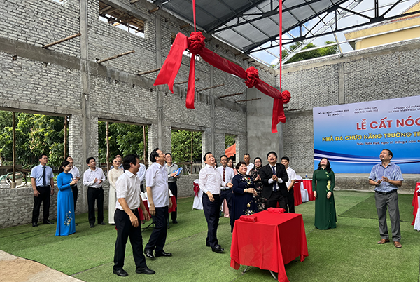 Phó thủ tướng đã dự lễ cất nóc nhà đa chức năng, Trường Tiểu học Vỹ Dạ, TP Huế thang vi tre em 13.png
