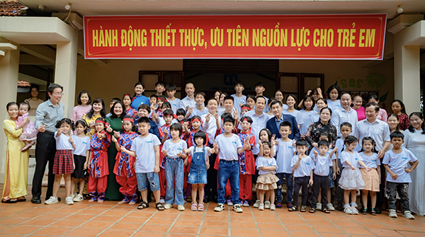 Phó thủ tướng Trần Hồng Hà cùng lãnh đạo các bộ, ngành TƯ và địa phương thăm trẻ em Làng SOS Huế thang vi tre em 3.png