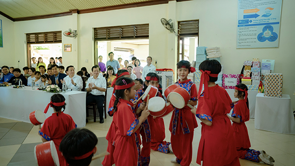 Trẻ em Làng SOS Huế biểu diễn văn nghệ chào đón Phó thủ tướng Trần Hồng Hà cùng lãnh đạo các bộ, ngành TƯ và địa phương thang vi tre em 4.png