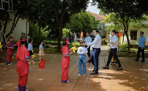 Phó thủ tướng Trần Hồng Hà cùng lãnh đạo các bộ, ngành TƯ và địa phương thăm trẻ em Làng SOS Huế thang vi tre em 7.png