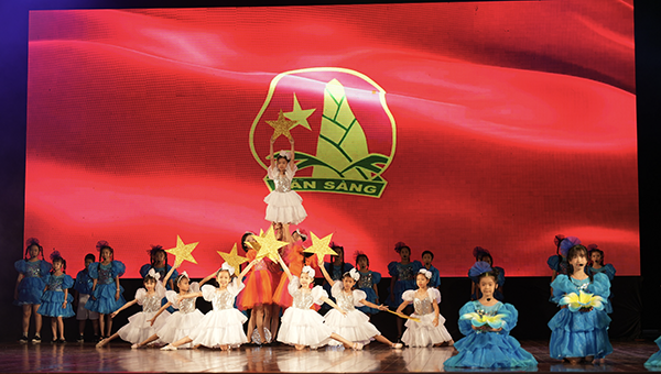 Màn biểu diễn văn nghệ của các em thiếu nhi thang vi tre em 9.png