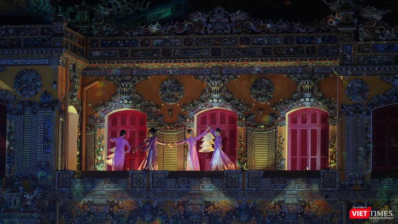 Chương trình Khai mạc Tuần lễ Festival Huế 2024 đã trở thành bữa tiệc nghệ thuật đặc sắc, đậm chất riêng, mở màn cho Tuần lễ Festival nghệ thuật Quốc tế Huế 2024 - nơi giao thoa sống động giữa truyền thống và hiện đại, nơi trải nghiệm những sắc màu văn hóa của Cố đô Huế, các vùng miền Việt Nam và các quốc gia trên thế giới. vt_19.jpg