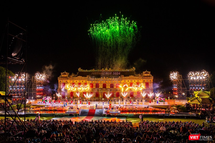 Đêm khai mạc Tuần lễ Festival Huế 2024 diễn ra hoành tráng hoành tráng với hiệu ứng âm thanh, công nghệ chiếu sáng tiên tiến và pháo hoa nghệ thuật. vt_23.jpeg