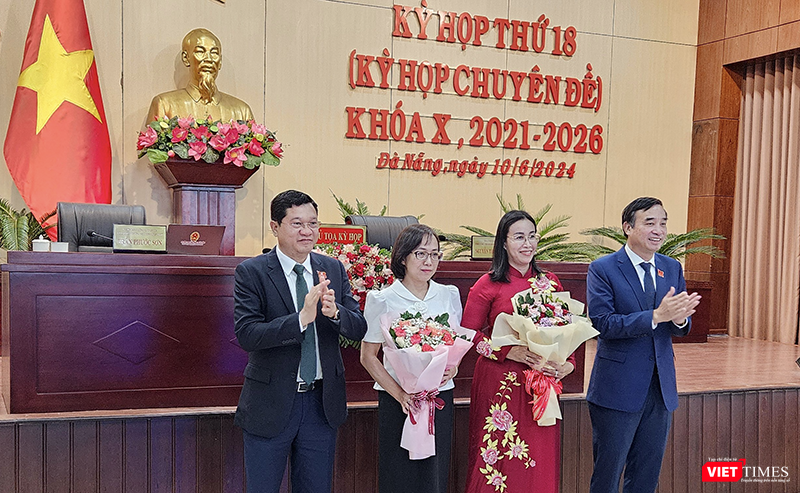 Ông Lê Trung Chinh (bìa phải), Chủ tịch UBND TP Đà Nẵng và ông Trần Phước Sơn, Phó Chủ tịch HĐND TP trao hoa chúc mừng bà Nguyễn Thị Anh Thi (áo dài đỏ) và bà Trần Thanh Thủy nhận nhiệm vụ mới. vt_nhan su hdnd 1.png