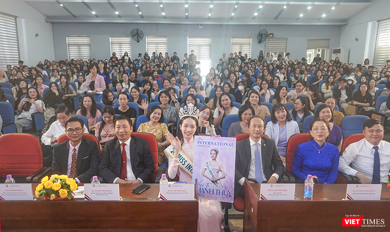 Hoa hậu Thanh Thuỷ cùng thầy cô và các bạn tại lễ tuyên dương vt_hoa hau 1.png