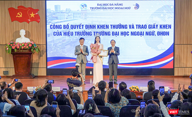 Tại buổi giao lưu, ĐH Đà Nẵng và Trường ĐH Ngoại ngữ đã tuyên dương, khen thưởng và trao học bổng cho hoa hậu Thanh Thuỷ. vt_hoa hau 12.png