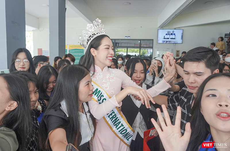 Hoa hậu Quốc tế 2024 cho hay sau khi học xong đại học sẽ tiếp tục học thạc sĩ tại Trường ĐH Ngoại ngữ. Hoa hậu Thanh Thuỷ hứa sẽ hoàn thành tốt sứ mệnh hoa hậu Quốc tế và quảng bá hình ảnh Đà Nẵng, Việt Nam đến với bạn bè thế giới. vt_hoa hau 13.png