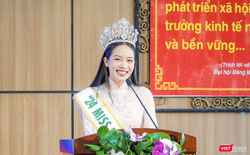Phát biểu tại buổi giao lưu, hoa hậu Thanh Thủy, cho biết trong cuộc thi vừa qua, Thuỷ luôn tích cực quảng bá văn hóa, hình ảnh đẹp của Đà Nẵng và Việt Nam với bạn bè quốc tế. vt_hoa hau 2.png