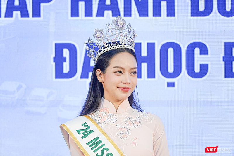 Hoa hậu Thanh Thủy gửi lời cảm ơn các thầy cô trong khoa tiếng Anh và nhà trường cùng các bạn đã luôn động viên, giúp đỡ cô trong suốt quá trình học tập tại trường và tham dự các cuộc thi sắc đẹp. vt_hoa hau 6.png