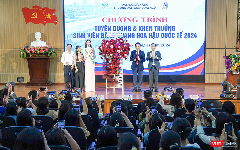 Ngày 27/11, Trường ĐH Ngoại ngữ (ĐH Đà Nẵng) đã tổ chức lễ tuyên dương hoa hậu Quốc tế 2024 Huỳnh Thị Thanh Thủy vt_hoa hau 7.png