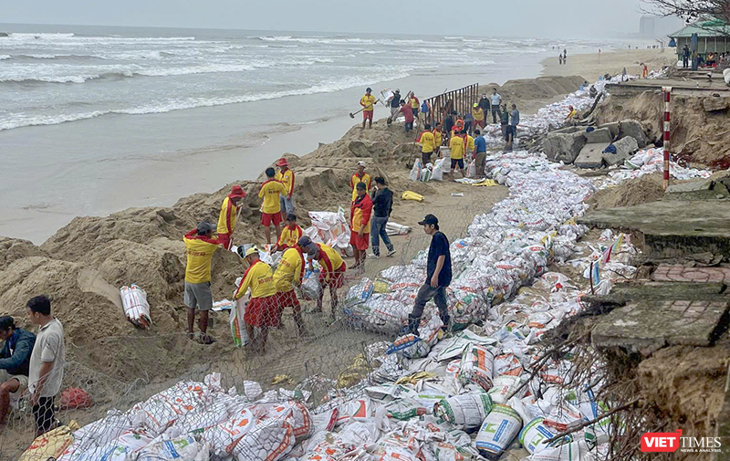 Đà Nẵng xử lý tình trạng sạt lở bãi biển du lịch bằng rọ bao cát. Ảnh: MH.