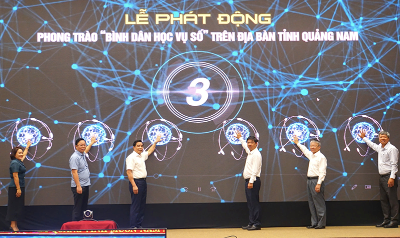 Lãnh đạo tỉnh Quảng Nam phát động phong trào “Bình dân học vụ số”. Ảnh: Thọ Nguyễn.