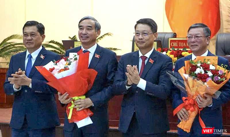 Đại diện HĐND TP tặng hoa cho ông Lê Trung Chinh (thứ 2 từ trái sang), Chủ tịch UBND TP Đà Nẵng và ông Lê Văn Trung (bìa phải), Chủ tịch Ủy ban Mặt trận Tổ quốc Việt Nam TP Đà Nẵng.