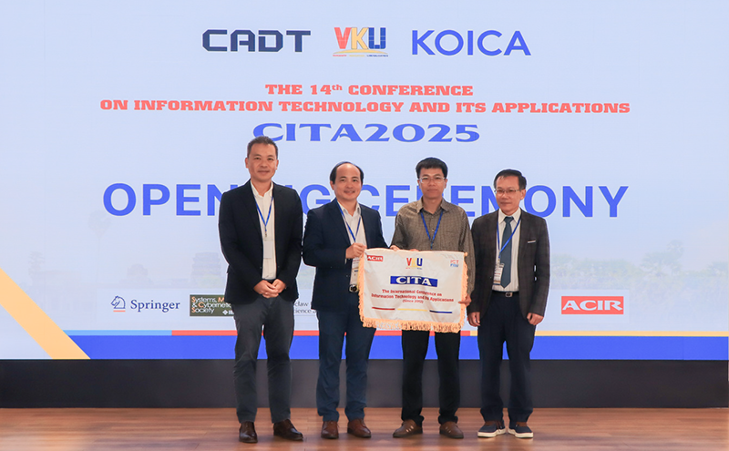 Ban Tổ chức CITA trao cờ cho Đại diện Đại học Phenikaa sẽ đăng cai CITA 2026 tại Hạ Long, Việt Nam cita 2025 4.png