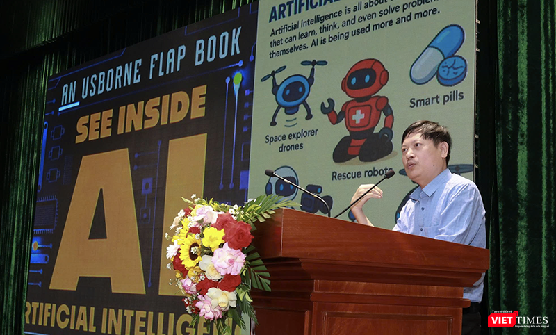 PGS.TS Tưởng Duy Hải, Đại học Sư phạm Hà Nội trình bày các nội dung ứng dụng AI trong giáo dục và chương trình giáo dục STEM cho giáo viên các cấp học tại chương trình tập huấn.