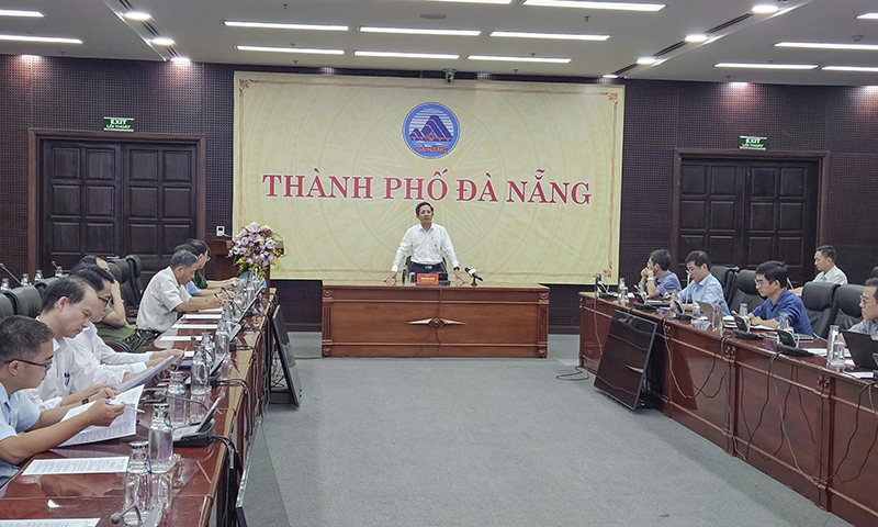 Phó Chủ tịch UBND TP Đà Nẵng Trần Nam Hưng chủ trì cuộc họp khẩn về công tác ứng phó bão số 10 (bão Bualoi), kết nối trực tuyến đến tất cả xã, phường và đặc khu.