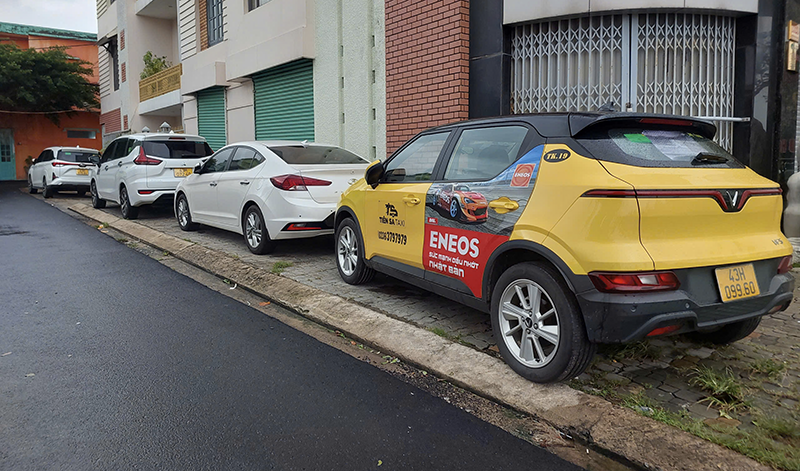 Người dân Đà Nẵng đưa xe lên các vỉa hè cao để tránh ngập lụt.