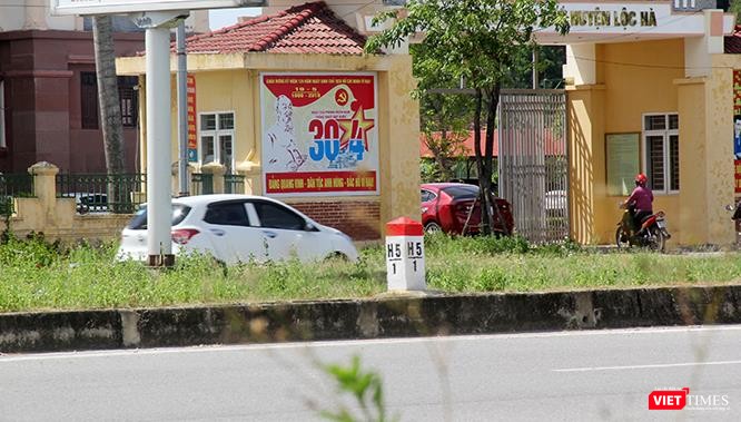 Nối gót nhau hành quân ngược chiều vào UBND huyện Lộc Hà chiều ngày 17/6/2019.