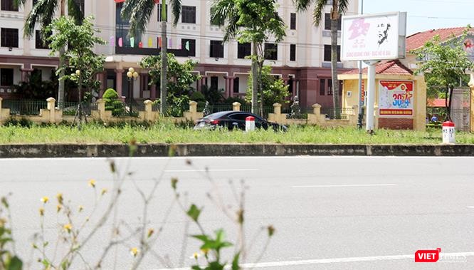 Không hiểu họ vội gì mà phải đi như vậy?