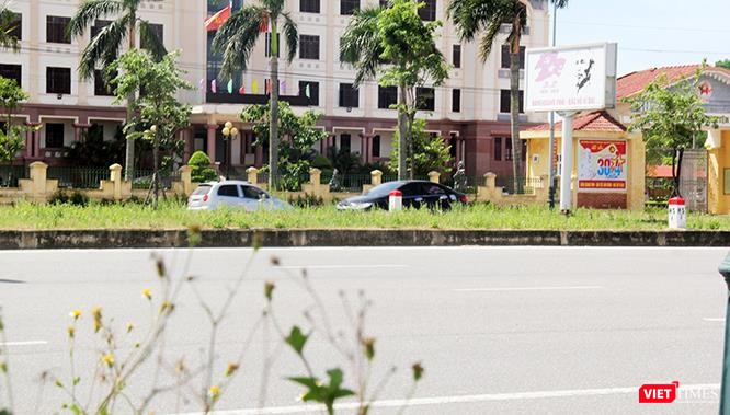 Xe đen né ra!. Đi theo cách đường nhà nước nhưng là sân nhà mình.