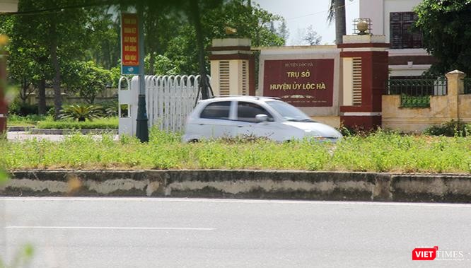 Chỉ trong khoảng thời gian ngắn, chúng tôi ghi lại được hình ảnh hàng chục chiếc xe "nô nức" đi ngược chiều tại địa điểm này.