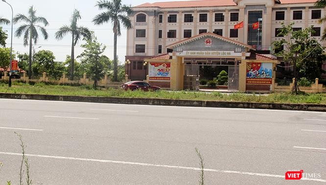 Tiết kiệm được một đoạn đường vào UBND huyện này, là nguy cơ tai nạn tiềm ẩn bởi sự liều lĩnh.