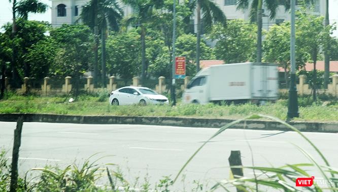 Xe tải cũng phải né vội nhường đường.