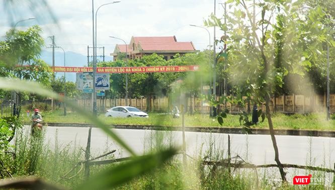 Không lẽ ở huyện Lộc Hà (Hà Tĩnh), xe máy đi theo luật giao thông đường bộ, còn ô tô có hẳn một luật riêng?