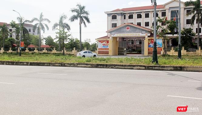 Chỉ trong vòng 40' chứng kiến, phóng viên VietTimes không khỏi hoảng sợ bởi những chiếc xe bất chấp mọi quy định pháp luật để tìm đường vào UBND huyện Lộc Hà.