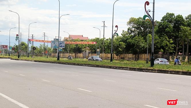 Những xe ô tô đi đúng làn đường vội vàng né khẩn cấp để nhường cái sự liều.