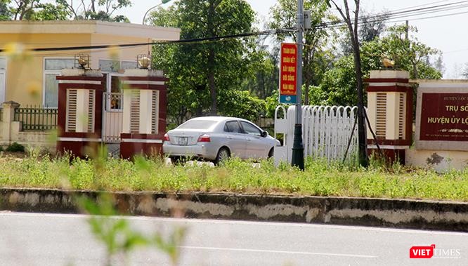 Không chỉ xe vào ủy ban, mà vào huyện ủy Lộc Hà cũng vậy.