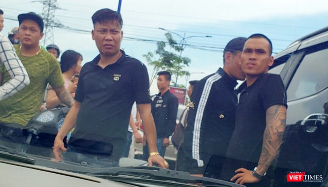 Nhóm giang hồ vây chặn xe ô tô ở Đồng Nai hôm 12/6. Nhóm giang hồ vây chặn xe ô tô ở Đồng Nai hôm 12/6.