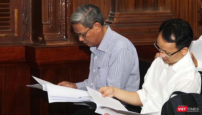 Các bị cáo Lê Văn Thanh (cựu Phó chánh Văn phòng UBND TPHCM) và Nguyễn Thanh Chương (cựu Trưởng Phòng Đô thị, Văn Phòng UBND TPHCM). Ảnh: GVT.